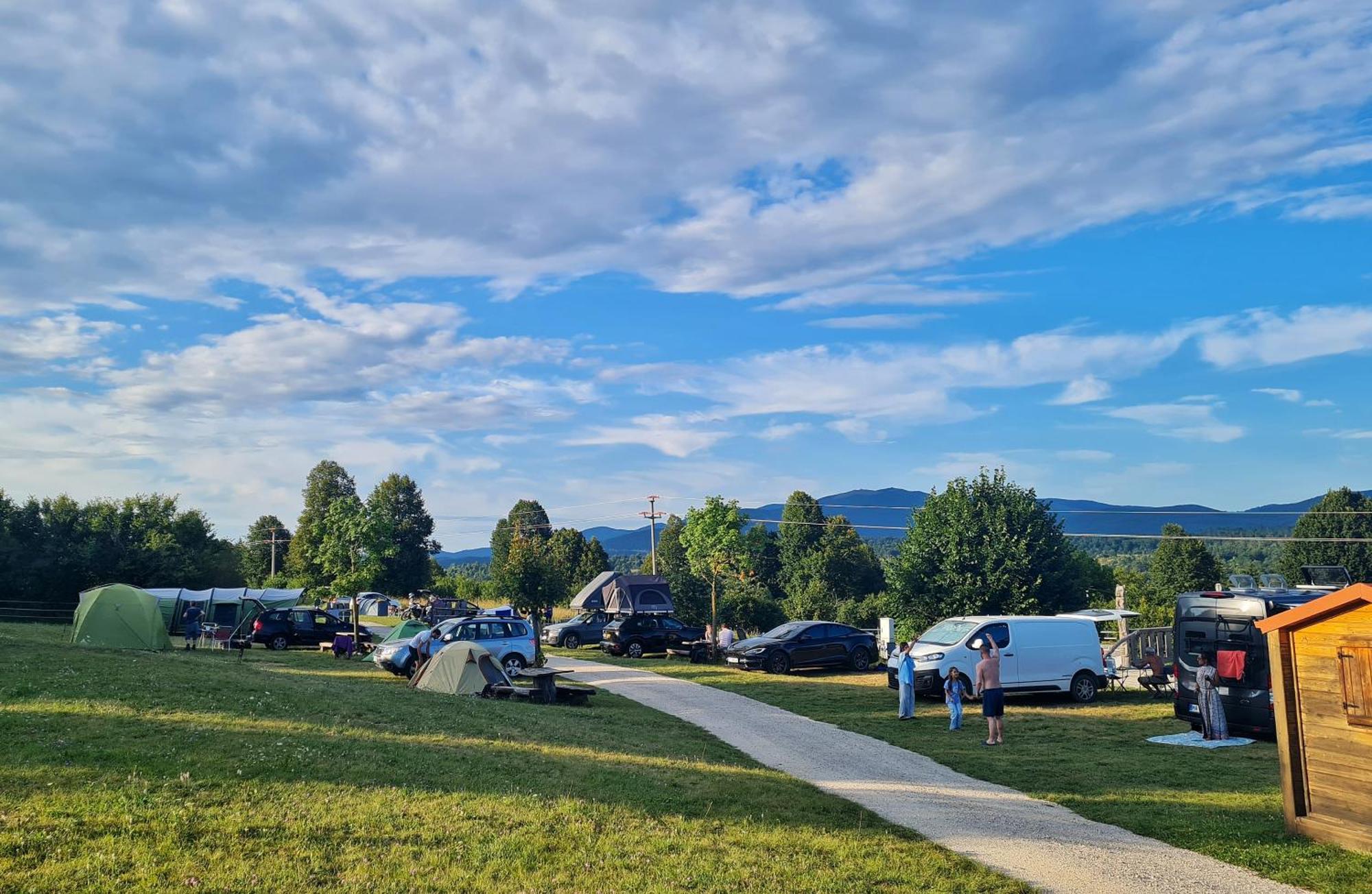 Camp The Sunrise Hill Hotel Pivka Exterior photo